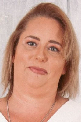 Mia Daniels from MATURE.NL